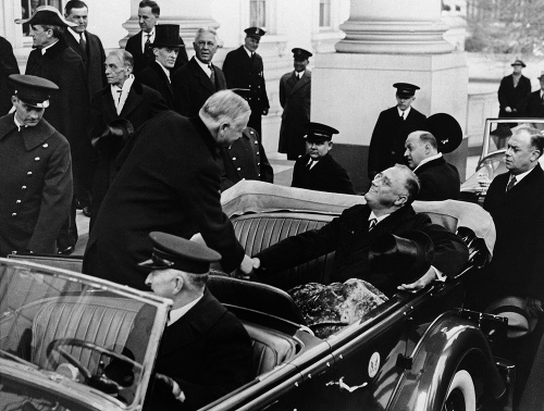 Fotografia zo 4. marca 1933 prezident Herbert Hoover (vľavo) si podáva ruku s nástupcom, novozvoleným prezidentom USA Franklinom D. Rooseveltom, pred Bielym domom vo Washingtone