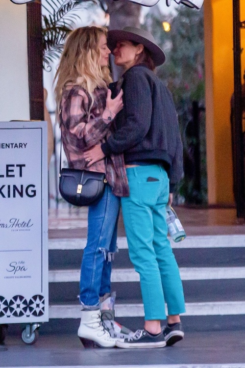 Amber Heard a Bianca Butti si pred hotelom vymieňali nežnosti. 