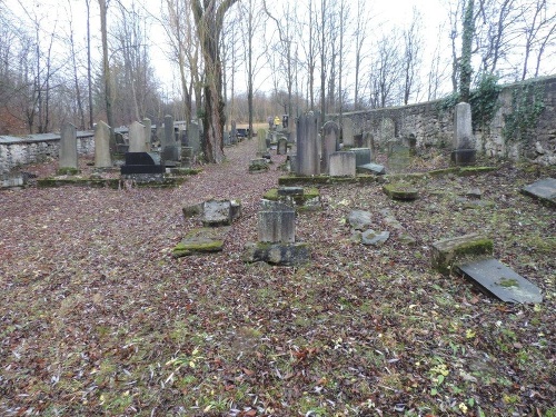 Zničený židovský cintorín majú