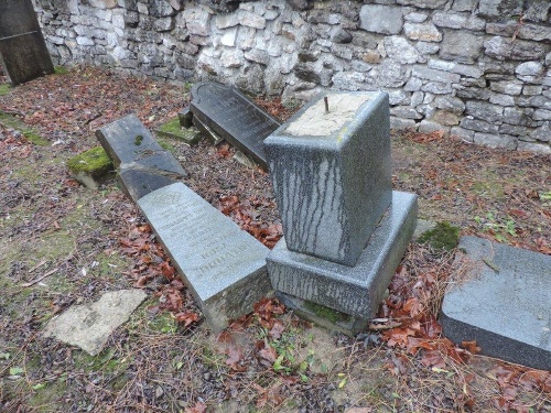 Zničený židovský cintorín majú