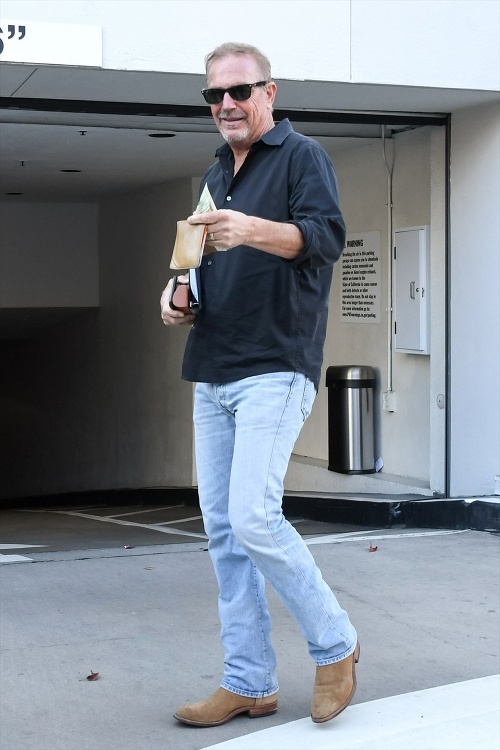 Kevin Costner vyzerá aj na staré kolená skvele. 