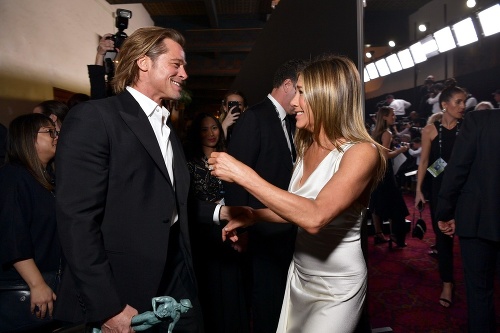 Pri pohľade na Brada Pitta a Jennifer Aniston je hádam každému jasné, že si vzájomne nie sú ľahostajní. 