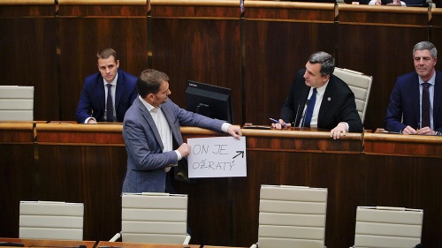Škandál v parlamente! FOTO