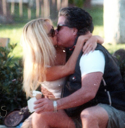 Pamela Anderson a Jon Peters spolu randili zhruba pred 30 rokmi. Pred časom sa z nich opäť stal zamilovaný pár a dnes z nich už sú manželia. 