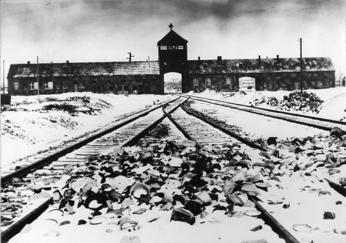 Na archívnej snímke z januára 1941 je  vchod do nacistického koncentračného tábora Osvienčim, FOTO: TASR/AP 