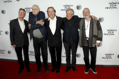 Na snímke zľava britskí komici Michael Palin, John Cleese, Eric Idle, Terry Jones a Terry Gilliam pózujú pred špeciálnou projekciou komédie Monty Python a Svätý grál v rámci medzinárodného filmového festivalu Tribeca v New Yorku