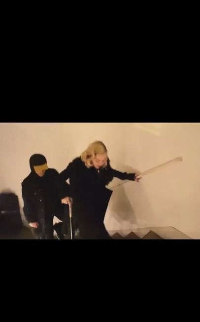 Madonna sa pohybuje za pomoci paličky. 