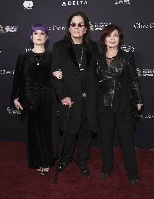 Ozzy Osbourne zavítal na párty s dcérou Kelly a manželkou Sharon. 
