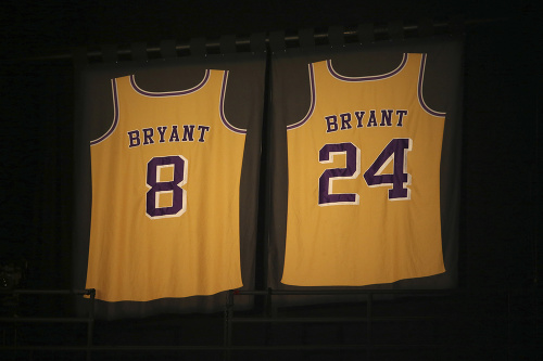 Počas slávnostného odovzdávania cien Grammy sa spomínalo aj na Kobe Bryanta. V hale viseli vlajky s jeho dresmi. 