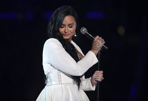 Demi Lovato sa počas svojho vystúpenia rozplakala. 