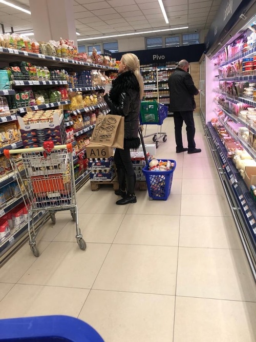 Monika Jankovská počas nákupu