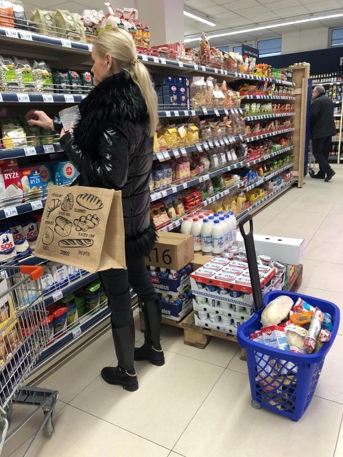 Monika Jankovská počas nákupu