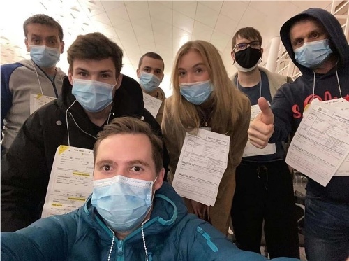 Český študent Daniel na svoj Instagram zavesil snímku, na ktorej je spolu s evakuovanými Slovákmi a Čechmi.   