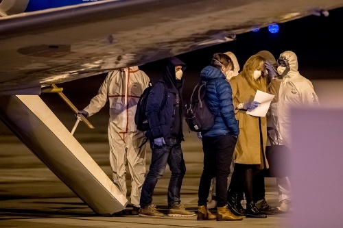 Lietadlo s evakuovanými Čechmi a Slovákmi pristálo v Prahe.