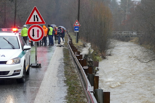 Zvýšená hladiny rieky Predmieranka poškodila v Turzovke oporný múr a došlo k poškodeniu vozovky, 4. februára. 