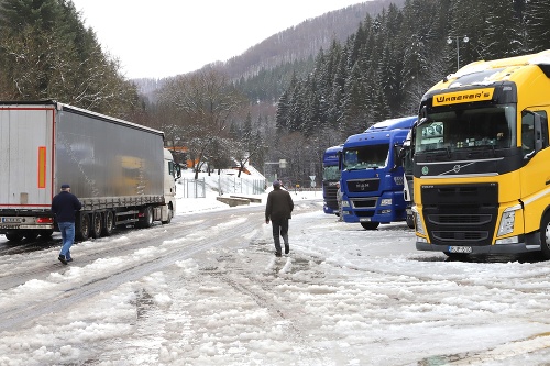 Na snímke odstavené kamióny na parkovisku pod horským priechodom Donovaly, 4. februára.