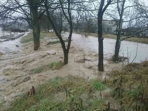 V Horovciach sa v utorok vylial miestny potok, vyhlásili 3. stupeň povodňovej aktivity.
