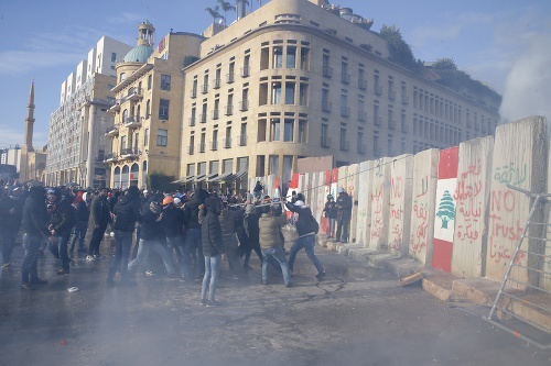 Demonštranti v Libanone protestujú