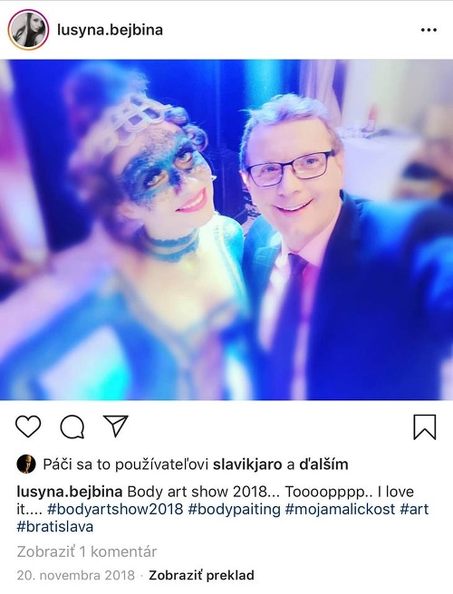 V tom istom kostýme na tej istej akcii sa fotila aj s moderátorom Vladom Voštinárom. Bolo to ešte v novembri 2018. 