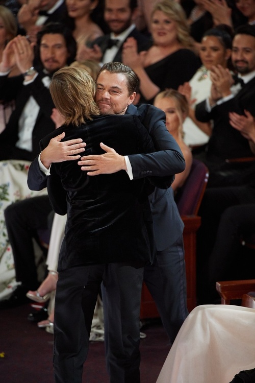 Leonardo DiCaprio sa úprimne raduje z úspechov svojho kolegu Brada Pitta. 