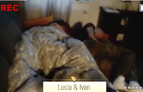 Ivan ráno našiel Luciu spať na gauči s iným mužom. 