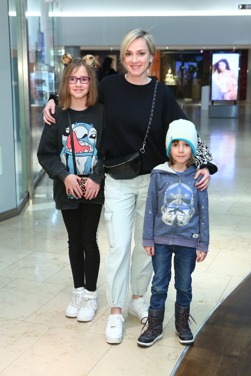 Monika Hilmerová prišla do kina v spoločnosti dcérky Zary a syna Leonarda.