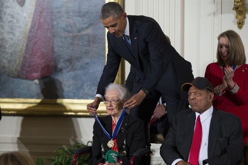 Barack Obama dáva ocenenie Katherine Johnsonovej