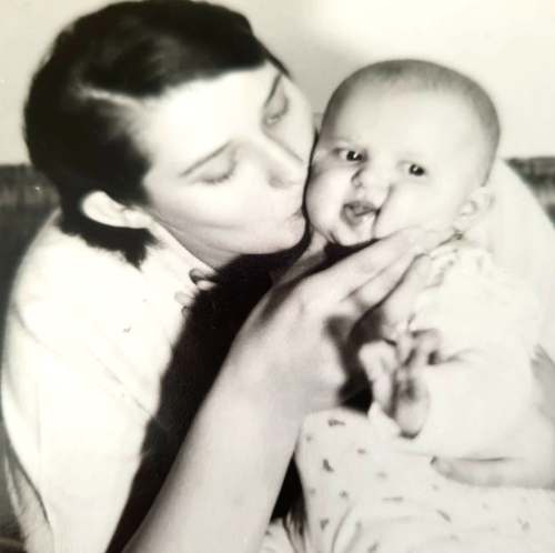 Renáta Názlerová s mamou v čase, keď bola ešte bábätko.