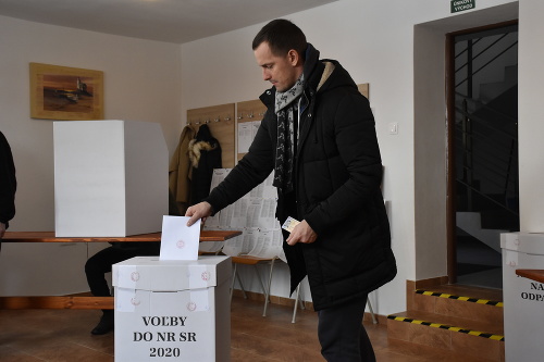 Na snímke volič vhadzuje obálku s hlasovacím lístkom do volebnej schránky vo volebnej miestnosti v Beňovej Lehote