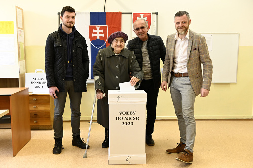 Gizela Dvončová hádže volebný lístok do urny