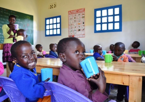 Deti v škôlke v centre v Rwande sa učia čítať, písať a základy anglického jazyka. Na základných školách musia tieto základy už ovládať, inak výrazne zaostávajú