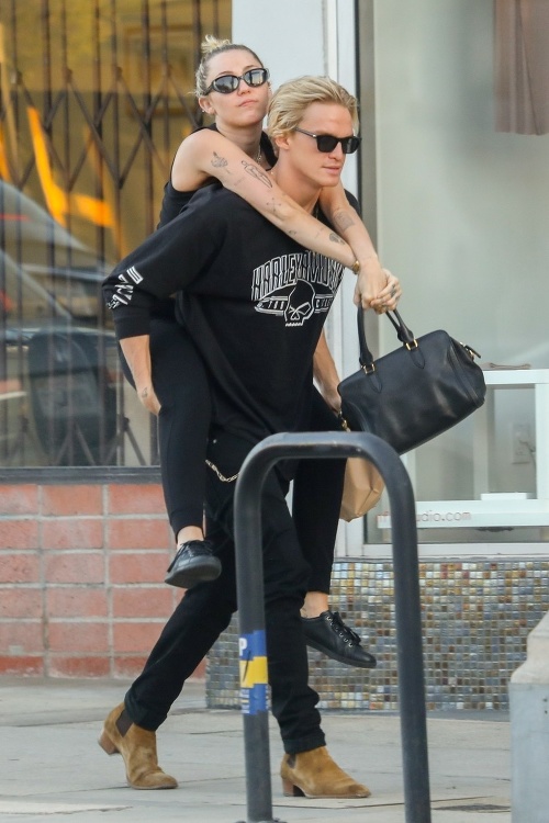 Cody Simpson sa k Miley Cyrus správa ako ku princeznej. 
