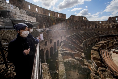 Turisti navštevujú Koloseum v
