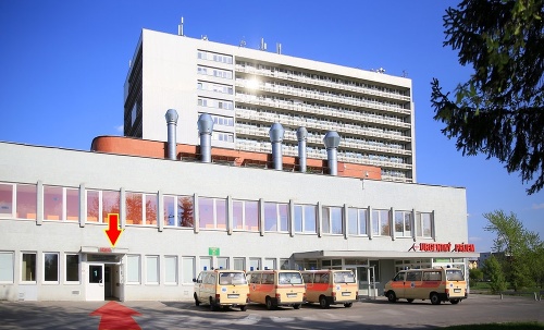 Bočný vchod nemocnice vo Fakultnej nemocnici s poliklinikou Nové Zámky