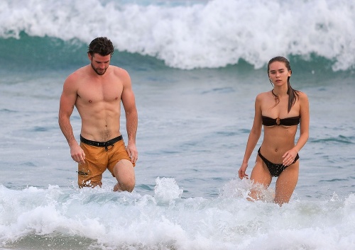 Liam Hemsworth a Gabriella Brooks vyzerajú v plavkách skvele. 