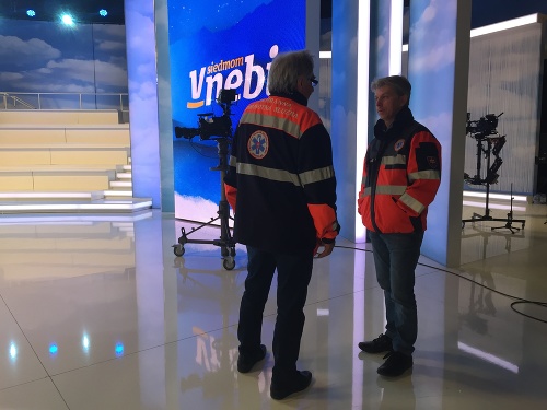 Na bezpečnosť pri natáčaní relácie V siedmom nebi dohliadali záchranári.