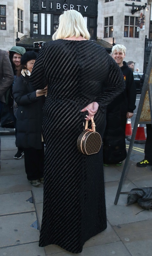 Gemma Collins sa takto snažila zakryť svoje roztrhané šaty. 