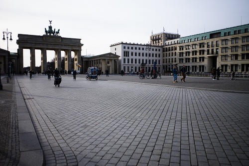 Námestie The Pariser Platz pri Brandenburskej bráne v Berlíne