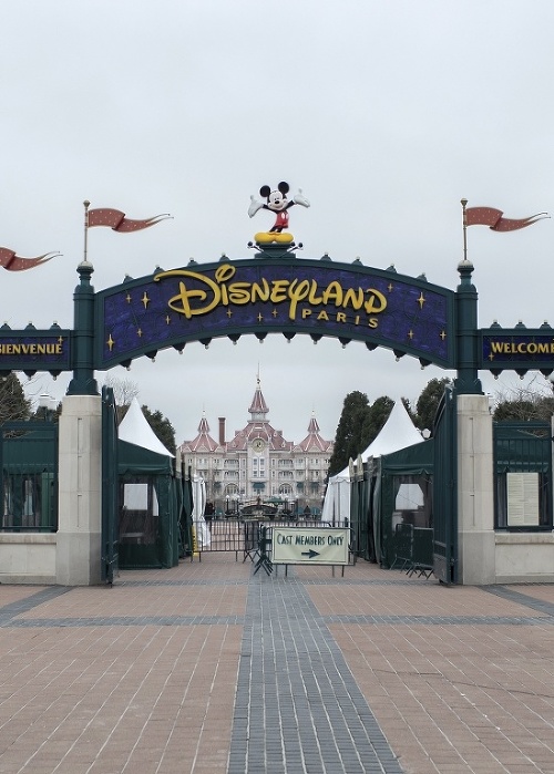 Vyľudnený zábavný park Disneyland v parížskom Marne La Vallee
