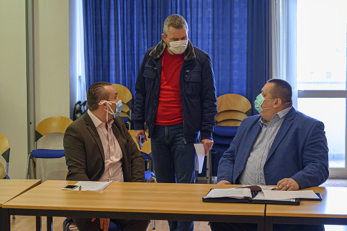 Hlavný hygienik SR Ján Mikas a predseda vlády SR Peter Pellegrini počas zasadnutia krízového štábu