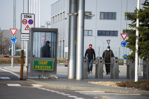 Zamestnanci automobilky Volkswagen Slovakia prechádzajú kontrolou pri vstupe do areálu