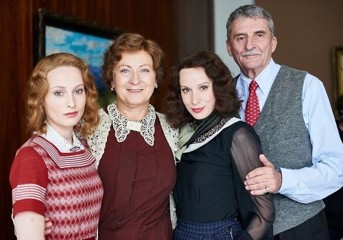 Anna Fialová (vľavo) vo filme o Líde Baarovej 