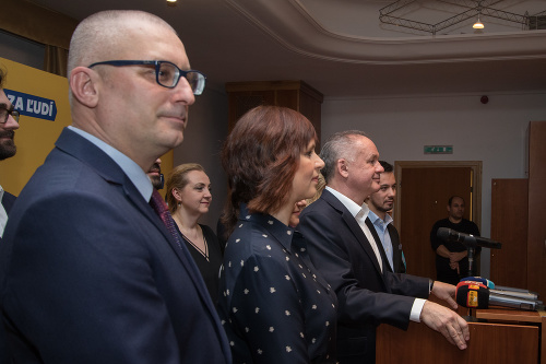 Primátor Hlohovca Miroslav Kollár (vľavo) sa do parlamentu prekrúžkoval vďaka 2 666 preferenčným hlasom