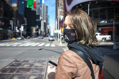 Obyvatelia New Yorku s rúškami