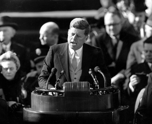 Na archívnej snímke z 20. januára 1961 americký prezident John F. Kennedy počas inauguračného prejavu po tom, čo zložil prísahu vo Washingtone.
