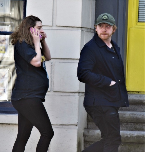 V apríli sa zahraničným fotografom podarilo zachytiť filmového Rona s tehotnou priateľkou.