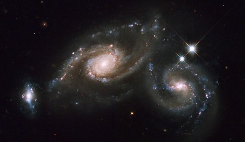 Tri galaxie, ktoré sa čiastočne prekrývajú - 2. apríl 2009