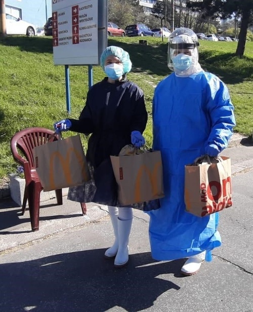 Zamestnanci McDonald's pripravujú denne