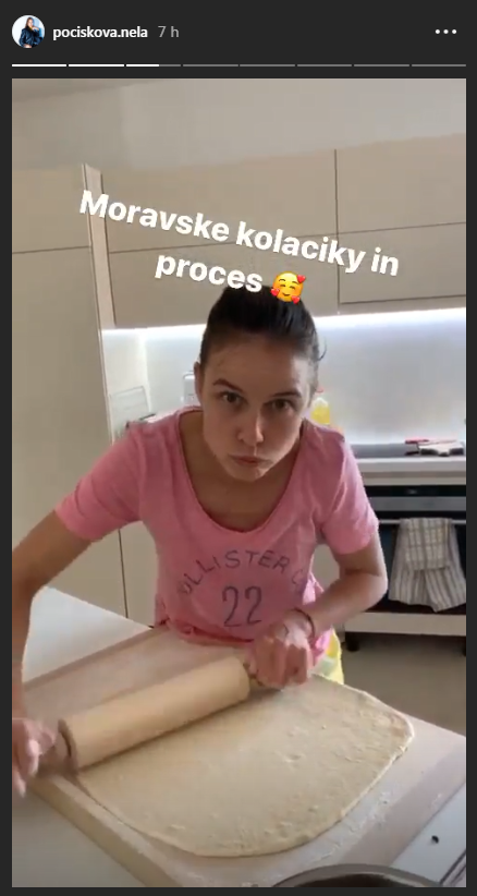 Potom sa do pečenia moravských koláčov pustila Nela Pocisková. 