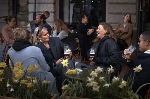 Snímka z tohtoročného 8. apríla dokumentuje atmosféru v bare v Štokholme